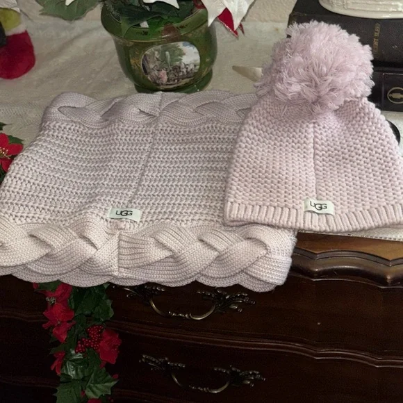 UGG infinity scarf & Pom Pom beanie lilac color UGG infinity scarf & Pom Pom beanie lilac color Hats main image 3